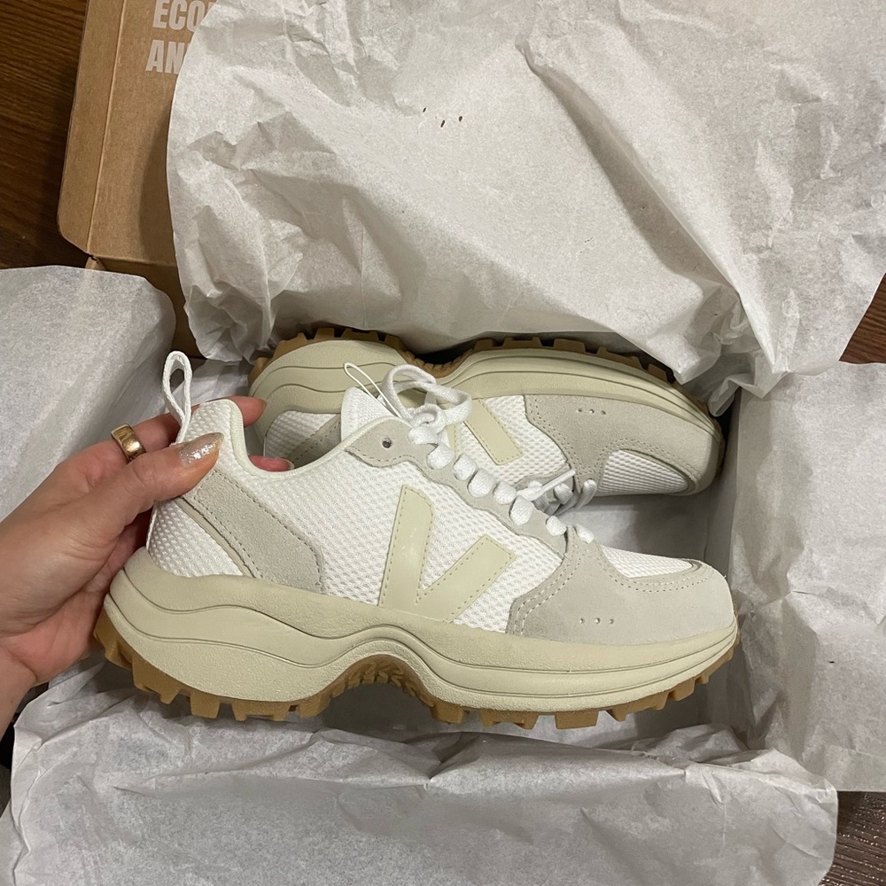 BRAND NEW Veja Venturi Sneakers (Sz 5)